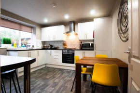 Brattan House Oxton Wirral 5 bedroom 3 bathroom with on-street parking ideal for contractors and vans by Rework Accommodation